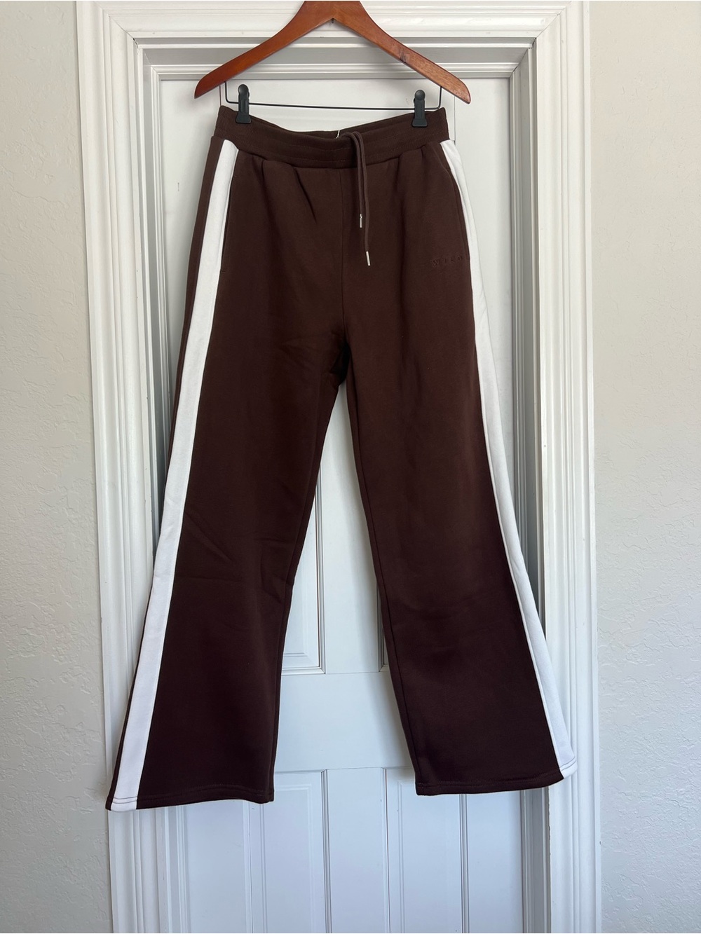 NWT Wilo The Label Chocolate Brown Wide Leg Sweatpant White Stripe Accent Large